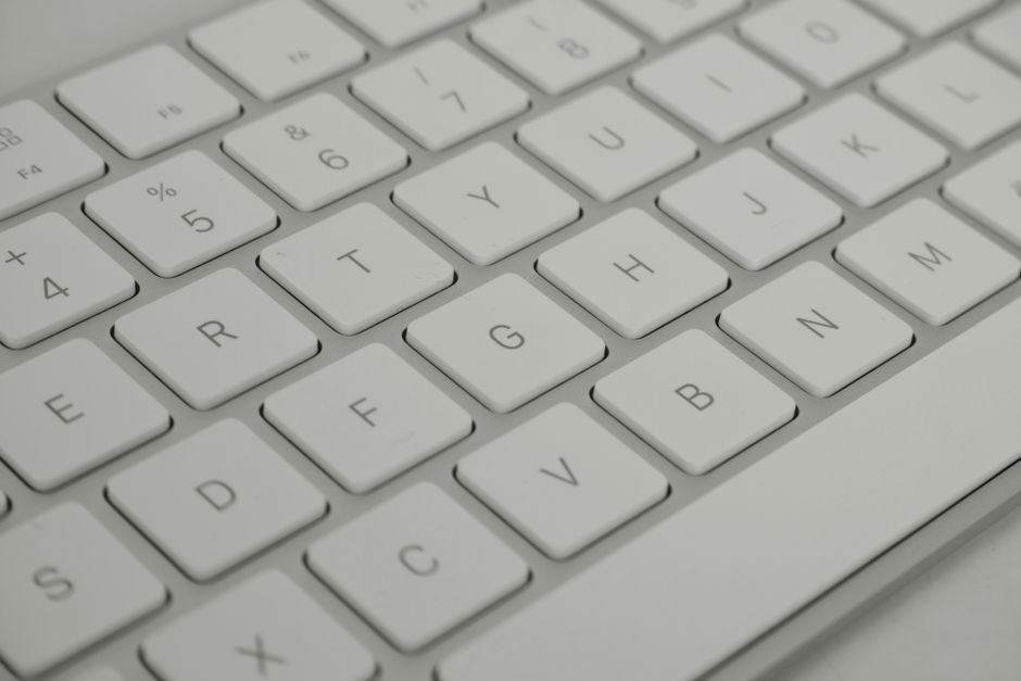 Close-up detalhado de um teclado branco elegante, enfatizando a tecnologia moderna.